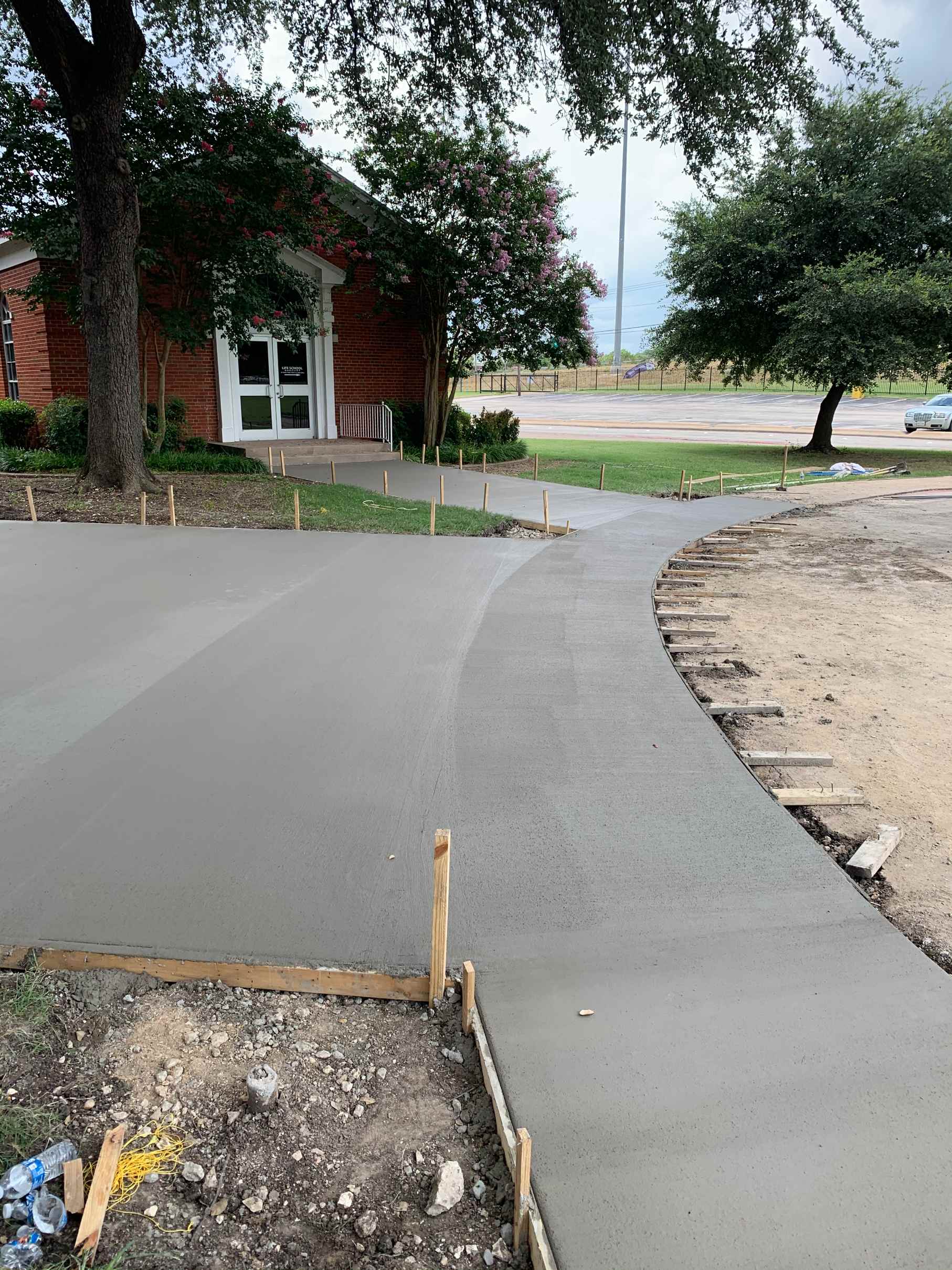 What Are the Advantages of Concrete Curbs and Gutters?