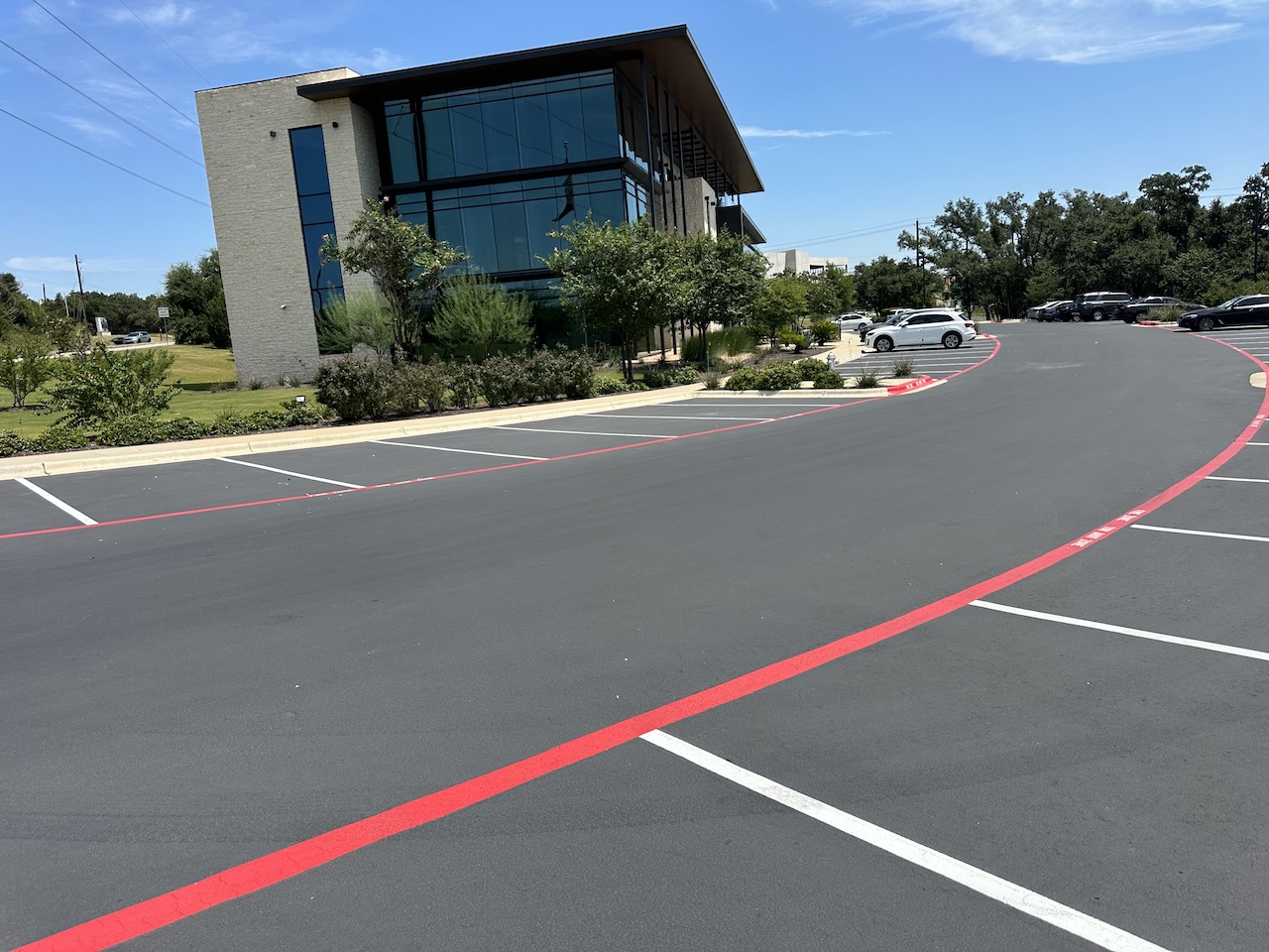 How Do I Find the Best Dallas Sealcoating Contractors For My Pavement?